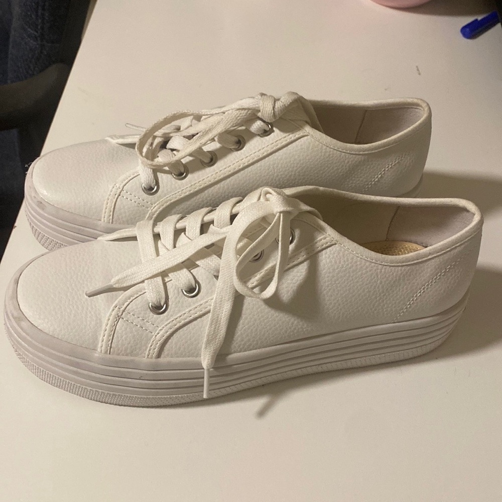 Never Worn Steve Madden Women’s Bobbie Platform Sneakers Size 10 in White